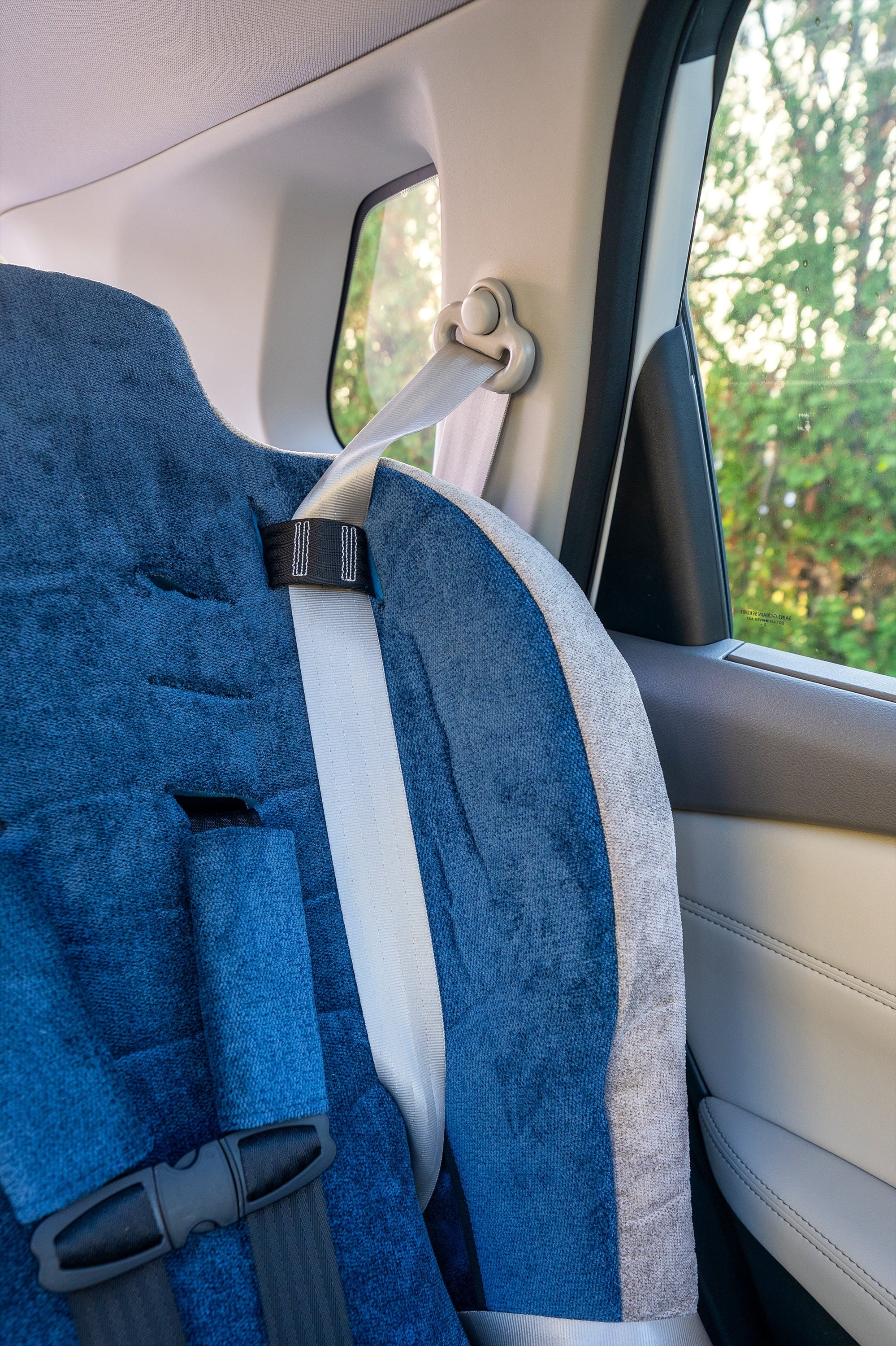 No Child - EZ-Tether Shown - Installed (Blu/Gry Seat)