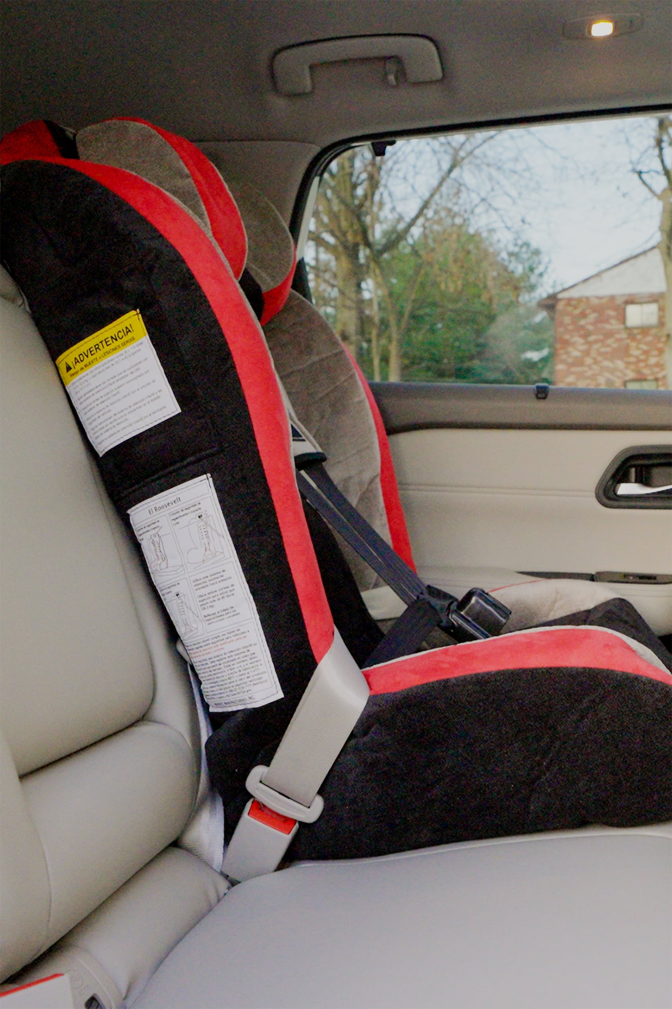 No Child - Installed Side View (Blk/Red Seat)
